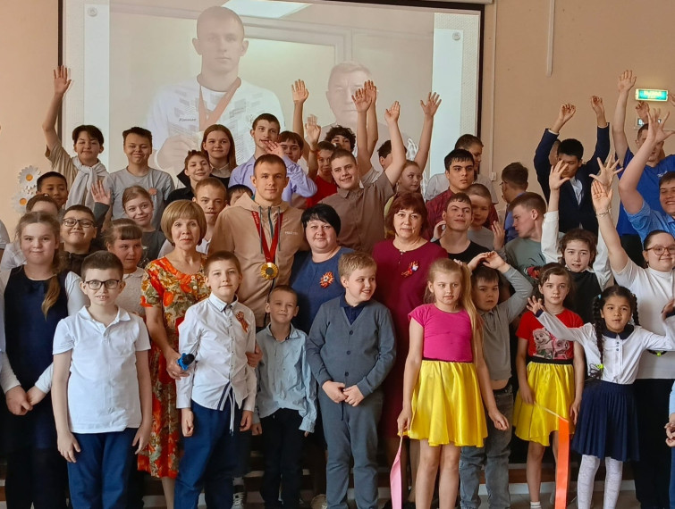Гордость нашей школы! Школу посетил выпускник - паралимпийский чемпион по прыжкам в длину.
